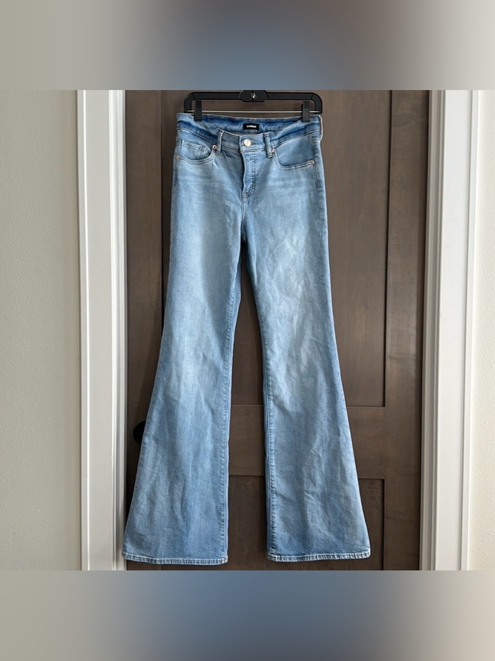 Express FLARE Mid Rise 70s Size 6L Light Wash Jeans. Like new ✨